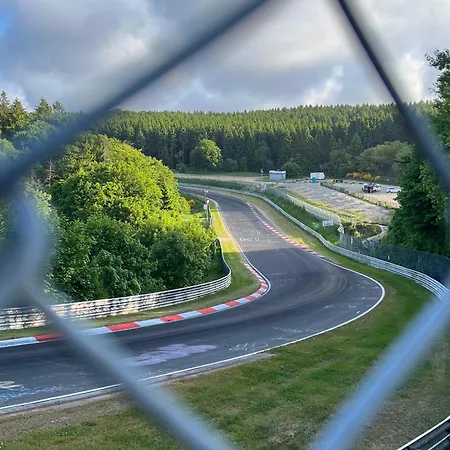 Apartamento Haus Am Nürburgring I 4 Schlafzimmer Für 1-10 Personen I Tv-lounge I Küche I Garten I Grillplatz