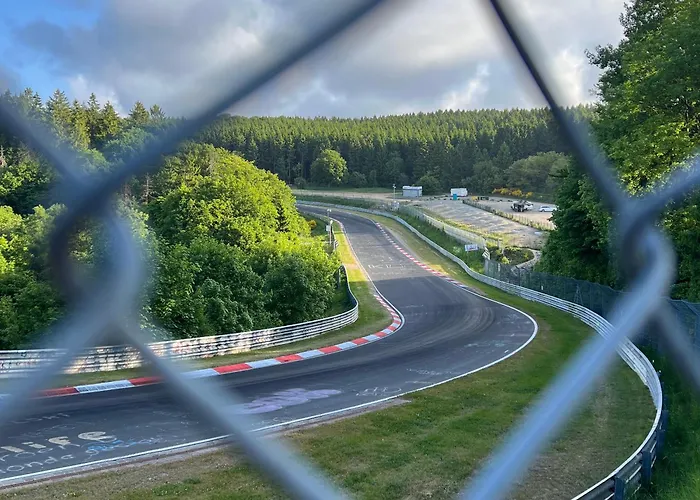 Apartamento Haus Am Nürburgring I 4 Schlafzimmer Für 1-10 Personen I Tv-lounge I Küche I Garten I Grillplatz